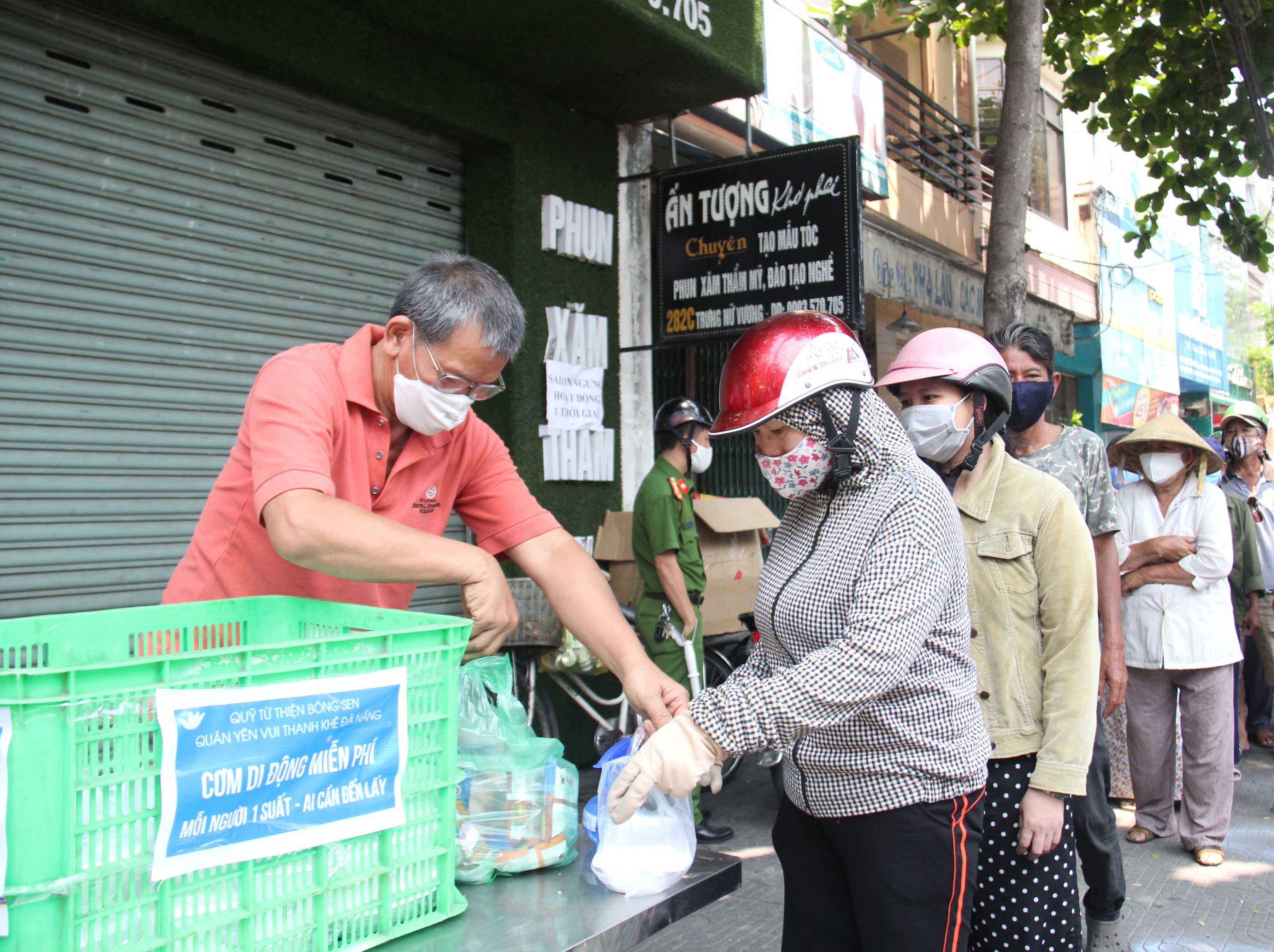 Mắc kẹt ở Đà Nẵng: Lo lắng và thích nghi